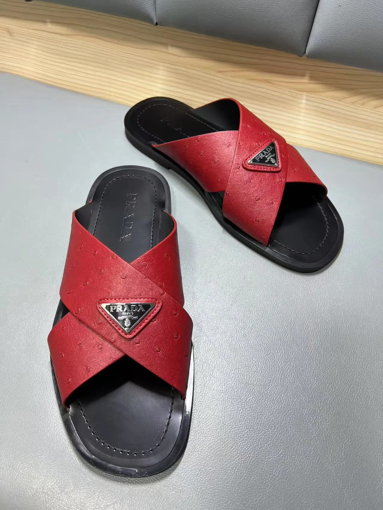 340💰PRADA Prada’s latest slippers are synchronized with the official website. This slipper is made of the brand’s unique and iconic Saffiano leather. The brand logo jumps out from the double straps, and the brand style is clearly visible. Cowhide gives men elegant charm and functional design, making it an ideal choice for vacation and leisure. Size:38-45